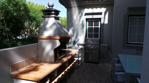 Outdoor dining - Exceptional Villa With Swimming Pool Close to Beach & Golf. Ideal for Families (Loulé)