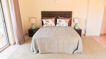 4 habitaciones, muebles diferentes y ropa de cama