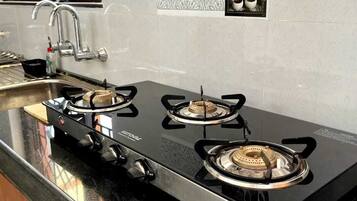 Frigorífico, hervidor eléctrico, tostadora y utensilios de cocina