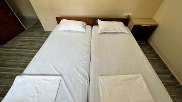 4 bedrooms, in-room safe, desk, free WiFi