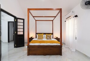 Tabla de planchar con plancha, wifi y ropa de cama