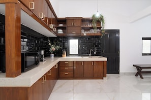 Microondas, horno, placa de cocina