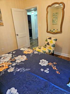 Iron/ironing board, bed sheets