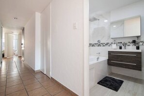 シャワー、ヘアドライヤー、タオル、石鹸