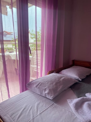 Tabla de planchar con plancha, wifi, ropa de cama