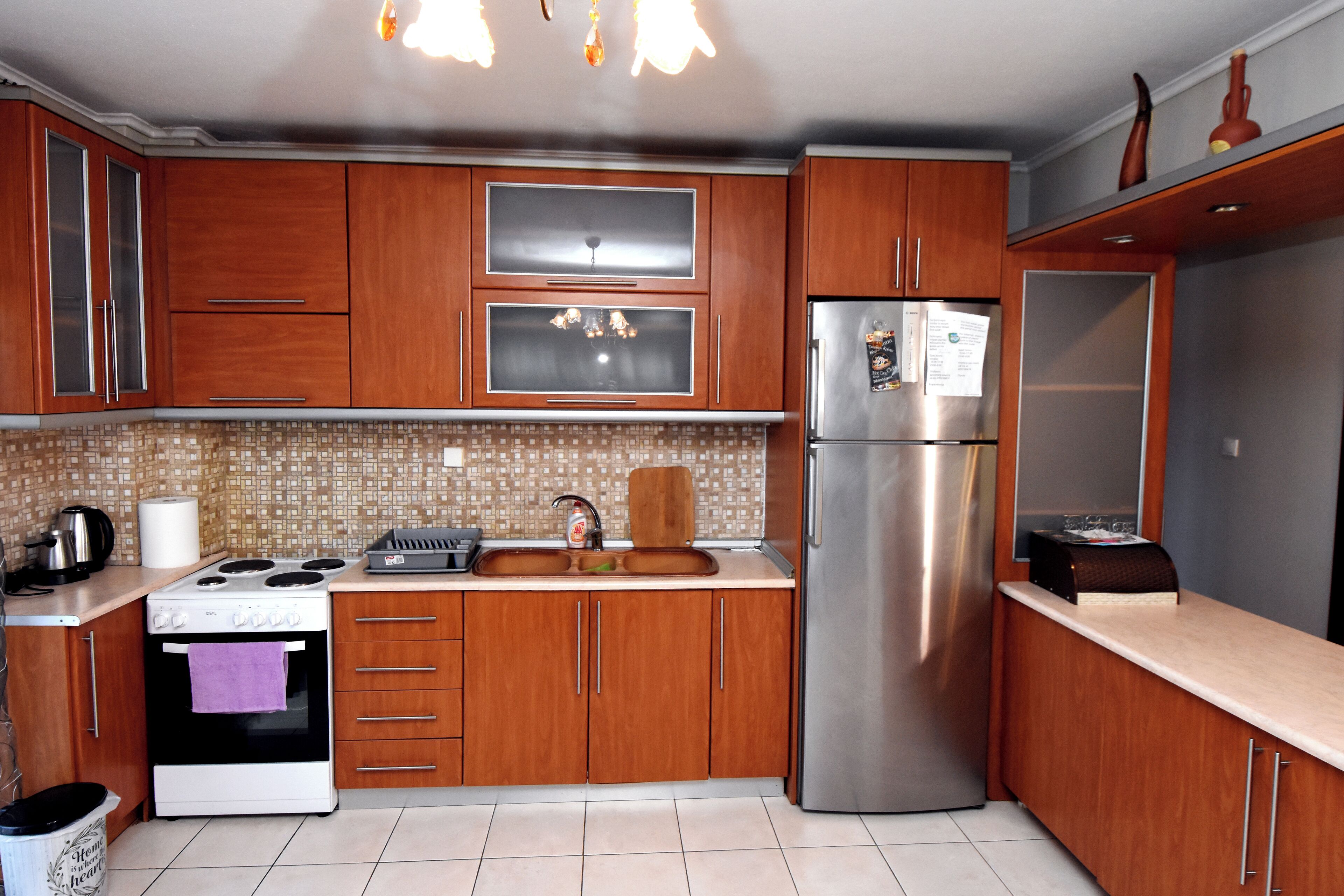 Fridge, oven, stovetop, electric kettle