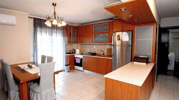 Fridge, oven, stovetop, electric kettle