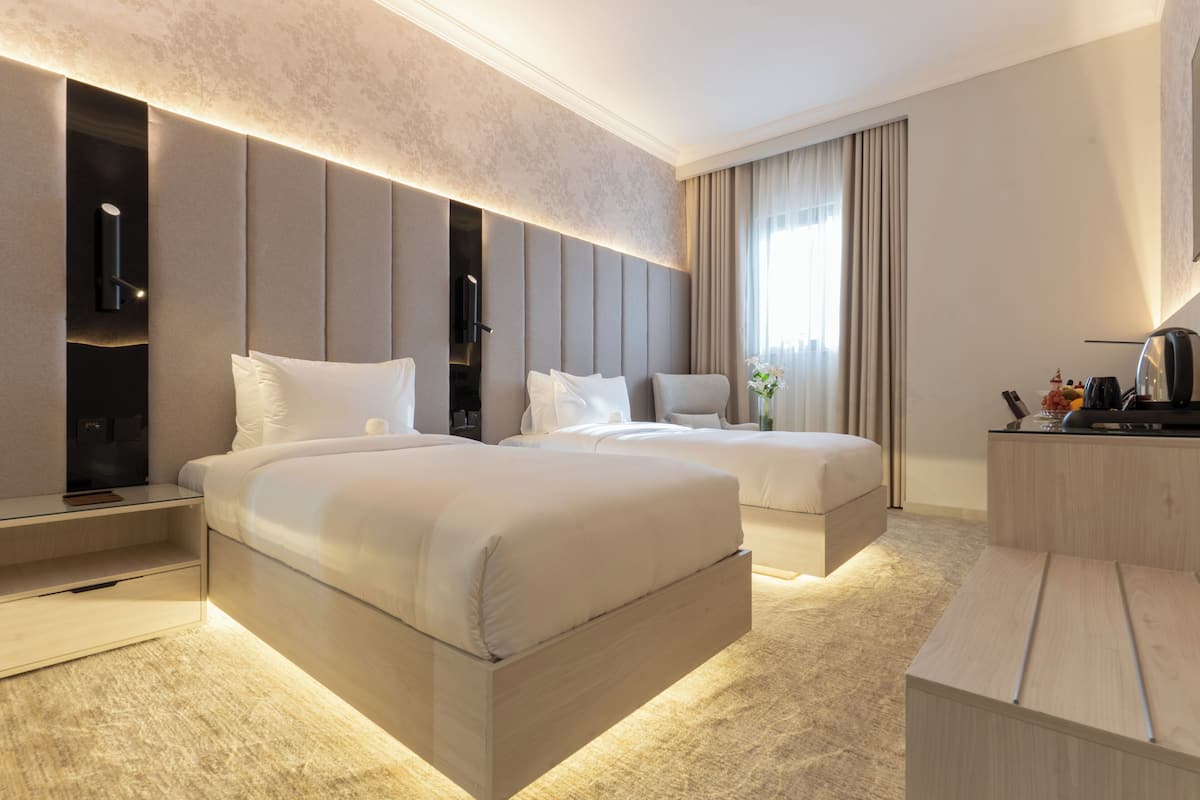 Habitación estándar con 2 camas individuales, vistas a la ciudad | Caja fuerte, escritorio, cortinas opacas y sistema de insonorización