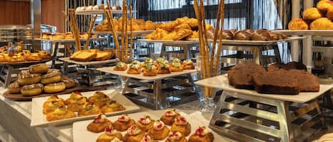 Petit déjeuner buffet servi tous les jours en supplément