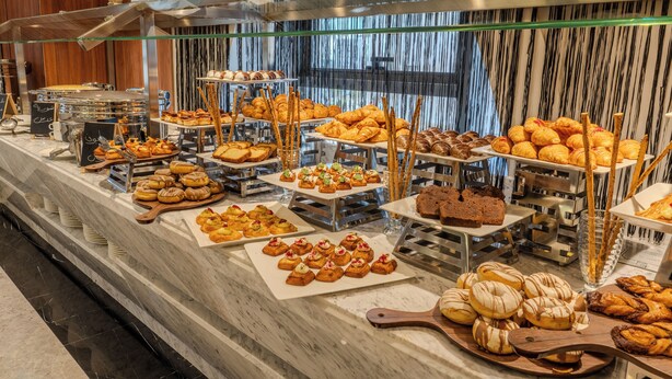 Buffet com diversos doces e sobremesas.