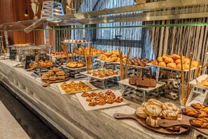 Un bufé con diversos pasteles y postres.