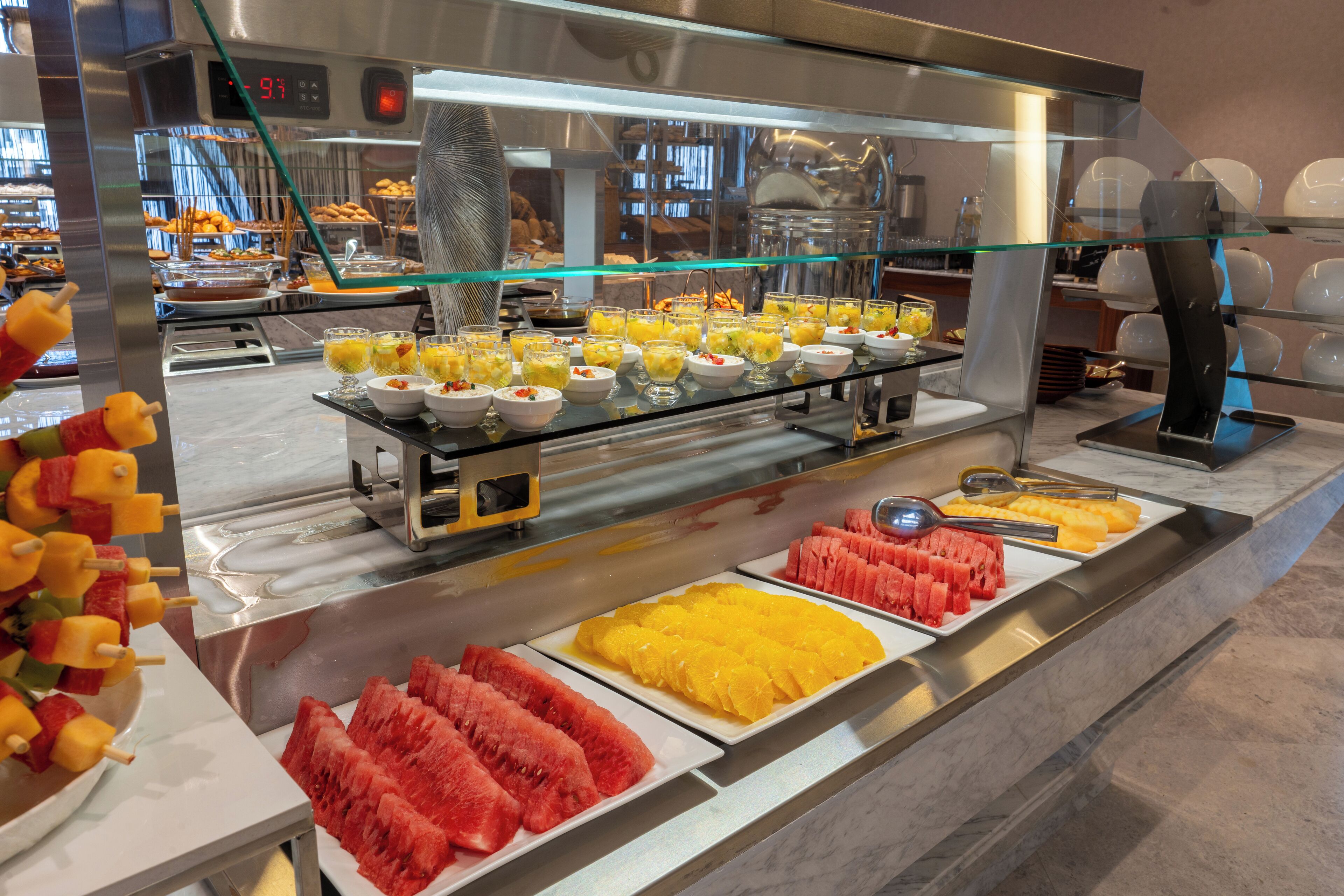 Ein Buffet mit verschiedenen Früchten und Getränken.