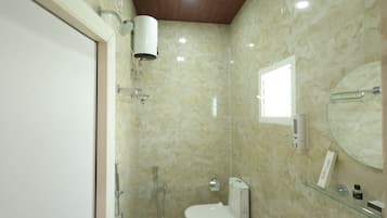 Ducha, artículos de tocador gratuitos, pantuflas, toallas