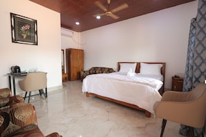 Habitación doble Deluxe, balcón, vista al jardín | Espacio para trabajar con laptop y wifi gratis