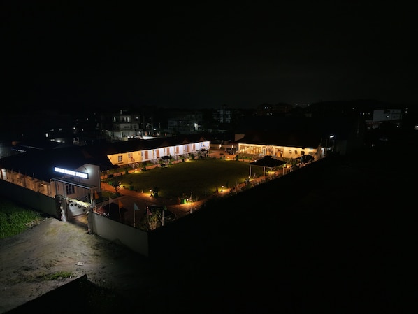 Vista frontal de la propiedad