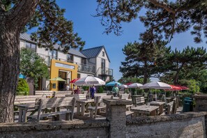 Outdoor dining - Fairway, Thorpeness, Aldeburgh, Suffolk (Thorpeness)
