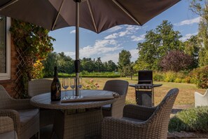 Outdoor dining - Fairway, Thorpeness, Aldeburgh, Suffolk (Thorpeness)