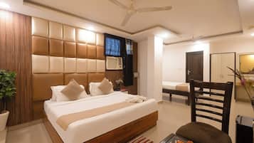 Egyptian cotton sheets, premium bedding, desk, free WiFi