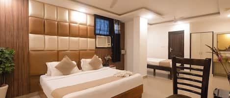 Egyptian cotton sheets, premium bedding, desk, free WiFi