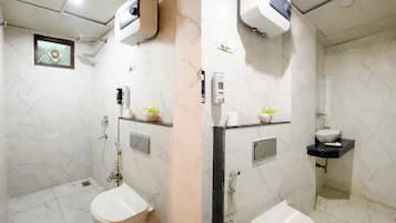 Ducha, toallas, jabón, shampoo