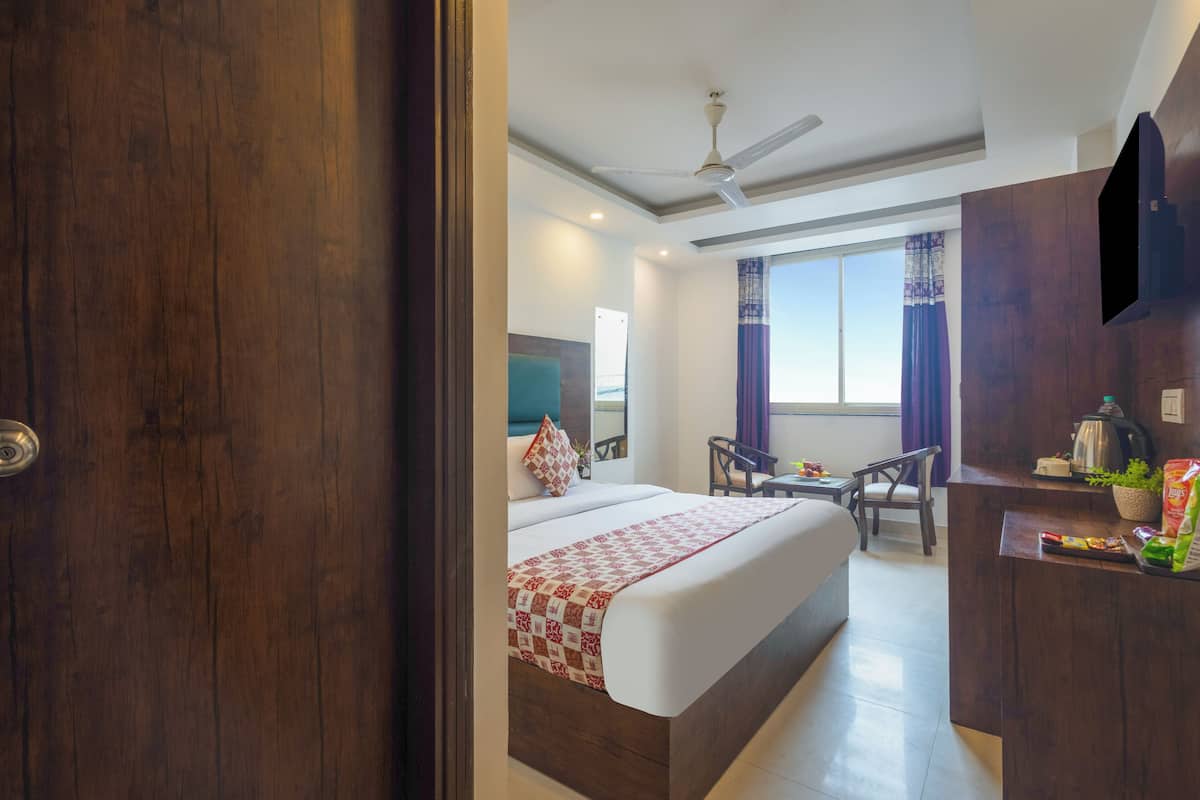 Egyptian cotton sheets, premium bedding, desk, free WiFi