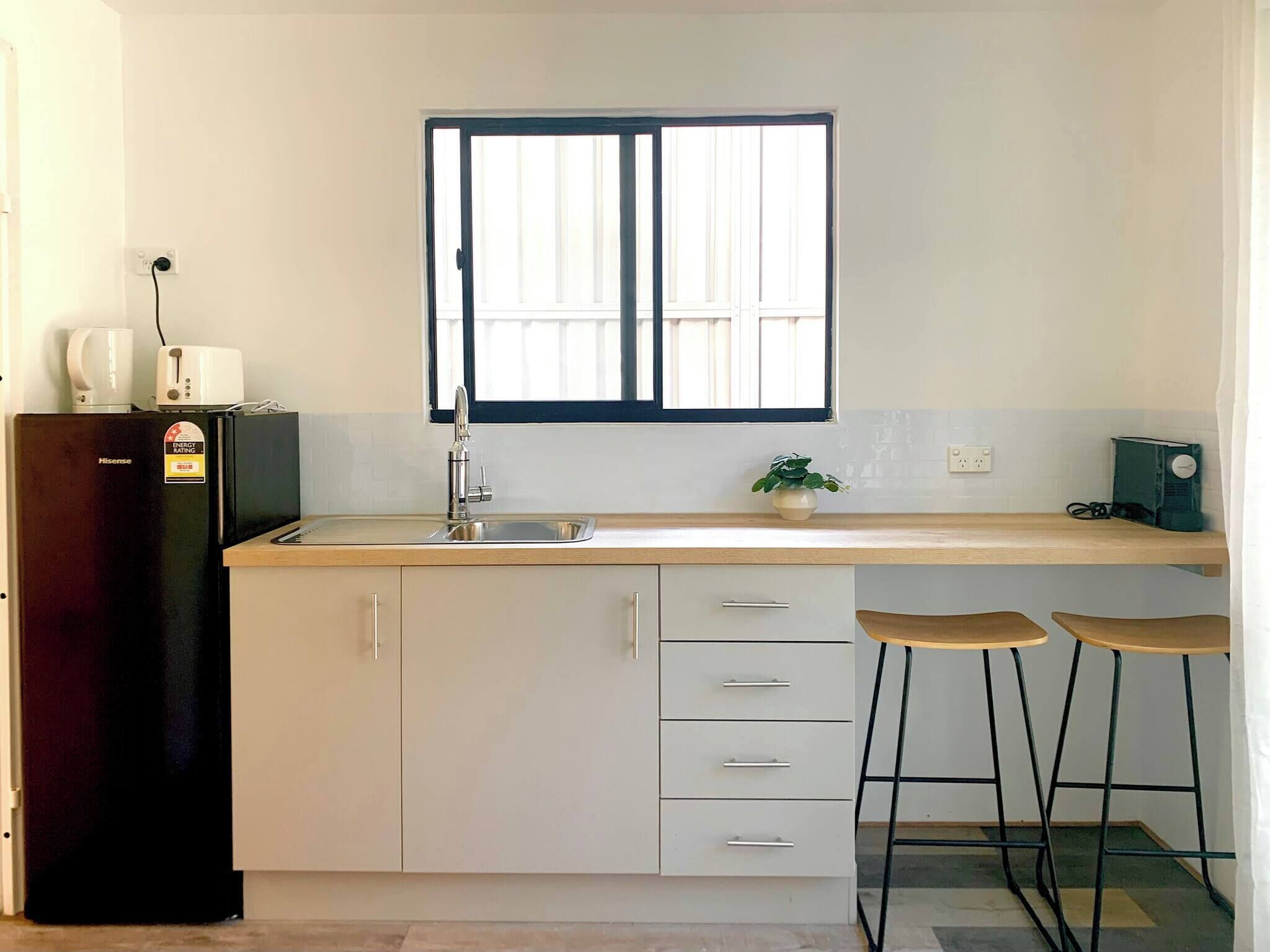 Kjøleskap, mikrobølgeovn, kokeplater og kaffetrakter/tekoker