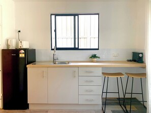 Réfrigérateur, micro-ondes, plaque de cuisson, cafetière/bouilloire