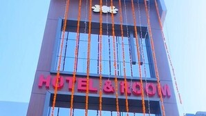 Un hotel llamado "Shree Hari Complex" con un letrero que indica "Hotel & Room" y una entrada visible.