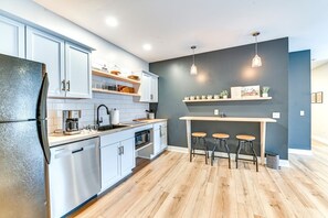 Een magnetron, een koffiezetapparaat/waterkoker