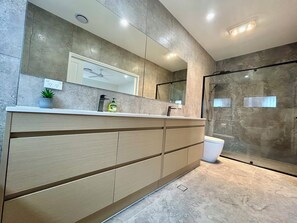 Dusche, Haartrockner, Handtücher, Shampoo