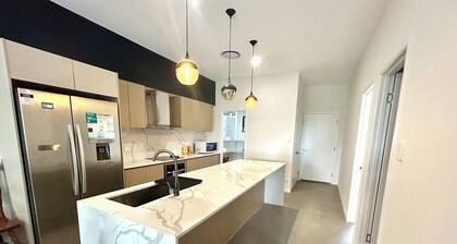 New 4BR 3Bath Duplex/Train station/Modern Comfort