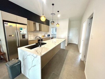 New 4BR 3Bath Duplex/Train station/Modern Comfort