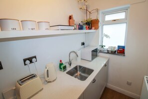 Kühlschrank, Mikrowelle, Kochgeschirr/Geschirr/Besteck