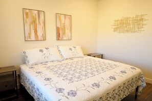 2 bedrooms, iron/ironing board, WiFi, bed sheets - 2-bedroom guesthouse in Riverside. Centrally located near CBU,Parkview and 91fwy (Riverside)