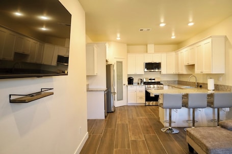 Microwave, oven, stovetop, dishwasher. 2-bedroom guesthouse in Riverside. Centrally located near CBU,Parkview and 91fwy