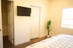 Tabla de planchar con plancha, wifi y ropa de cama