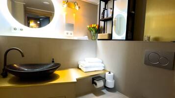 Een haardroger, handdoeken