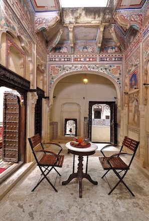Traditional Suite, Courtyard View | Living area
