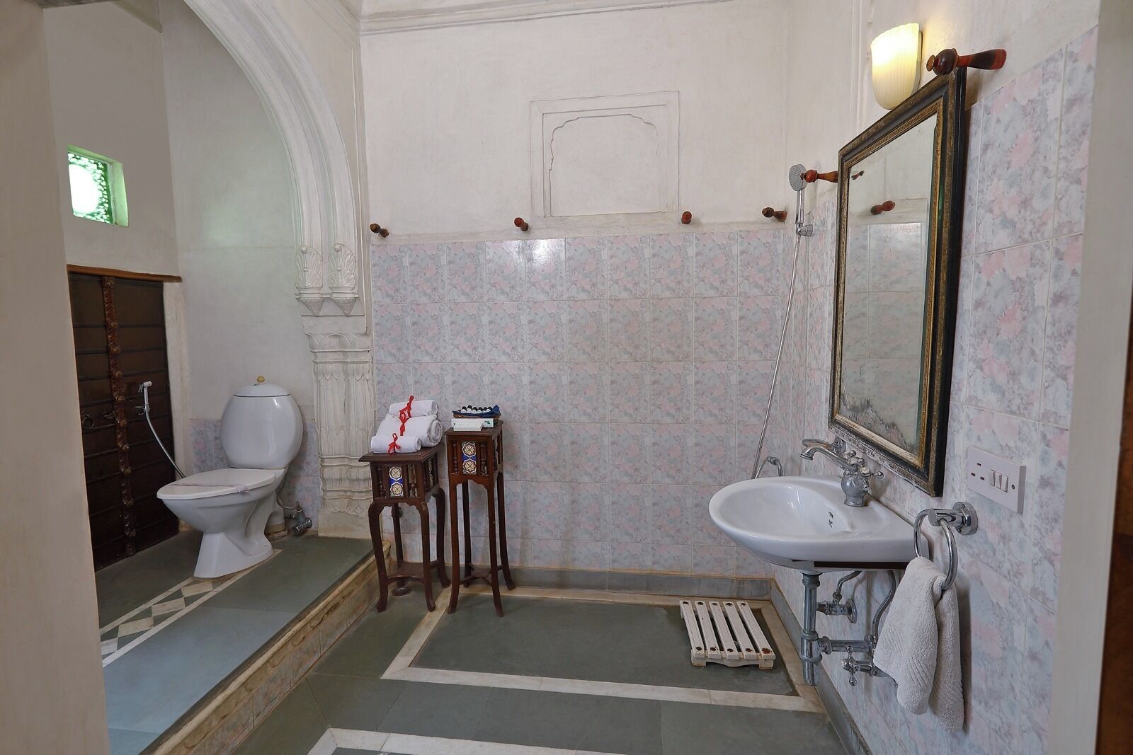 Chambre Double Deluxe, vue cour intérieure | Salle de bain