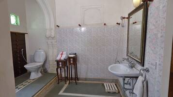 Chambre Double Deluxe, vue cour intérieure | Salle de bain