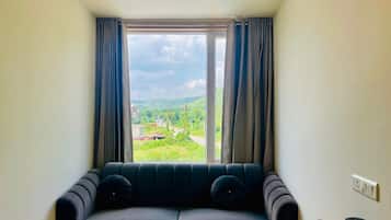 Escritorio, espacio para trabajar con laptop y wifi gratis