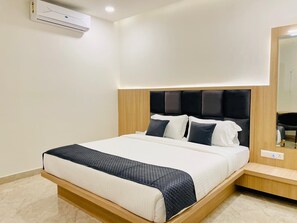 Standard Double Room, Garden View | Desk, laptop workspace, free WiFi