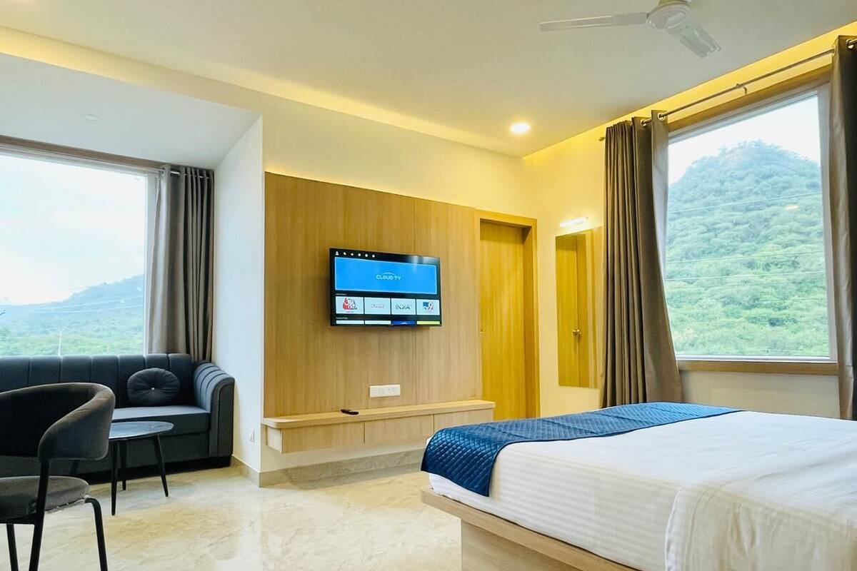 Deluxe Double Room, Mountain View | Desk, laptop workspace, WiFi (free)