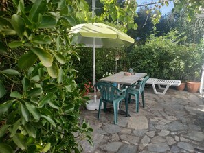 Outdoor dining - Small cosy studio located in a completely green area (Korfu)