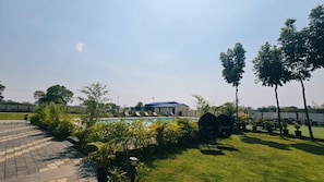 Una piscina al aire libre
