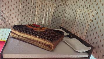 Comfort-telttamajoitus, vuoristonäköala | Tallelokero huoneessa, työpöytä, ilmainen Wi-Fi