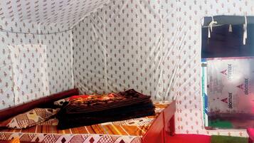 Comfort-telttamajoitus, vuoristonäköala | Tallelokero huoneessa, työpöytä, ilmainen Wi-Fi