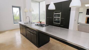 Dishwasher, cookware/dishes/utensils