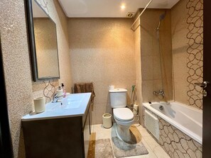 シャワー、タオル、石鹸、トイレットペーパー