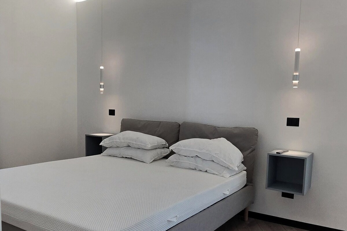 Desk, WiFi (free), bed sheets